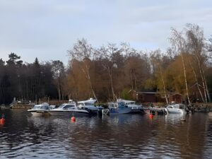 Veneet Anttooran lomakylän satamassa valmiina lohikauteen.