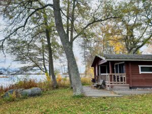 Sauna A syksyllä, kun puut ovat ruskassa